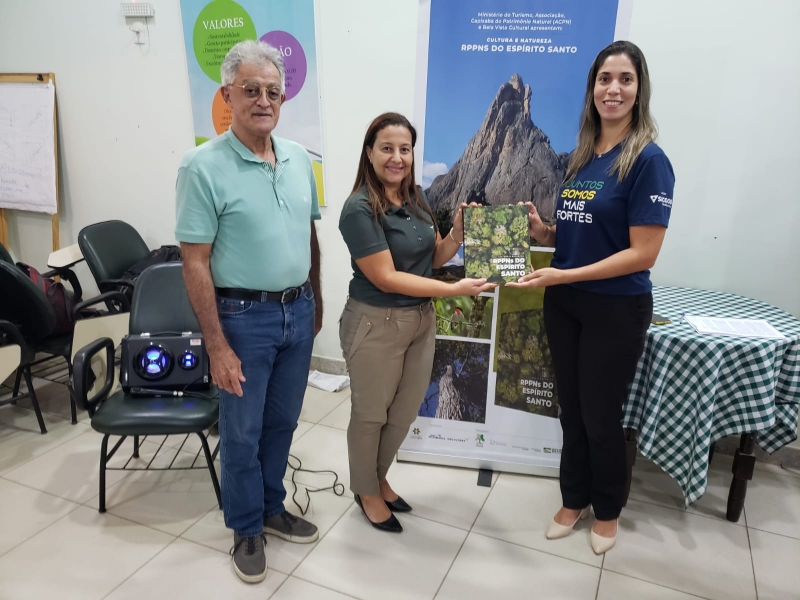 Sindirochas participa do lançamento do livro
