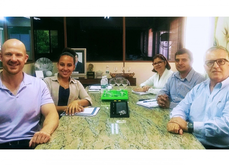 Vice-cônsul dos EUA visita unidade do Sindirochas em Cachoeiro
