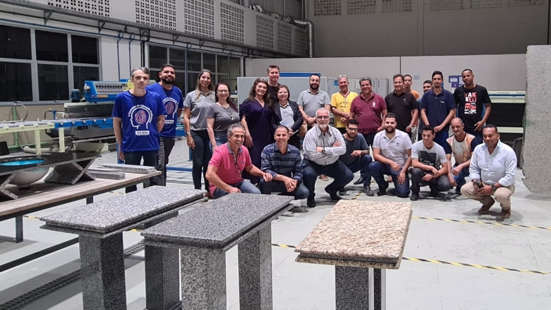 Conselheiros do Sindirochas visitam instalações do laboratório de formação de mão de obra para o setor de rochas do Senai-Cachoeiro