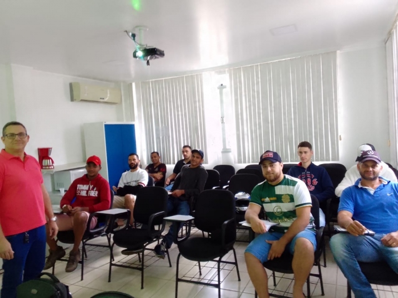 Turma conclui curso de resinagem em Venda Nova