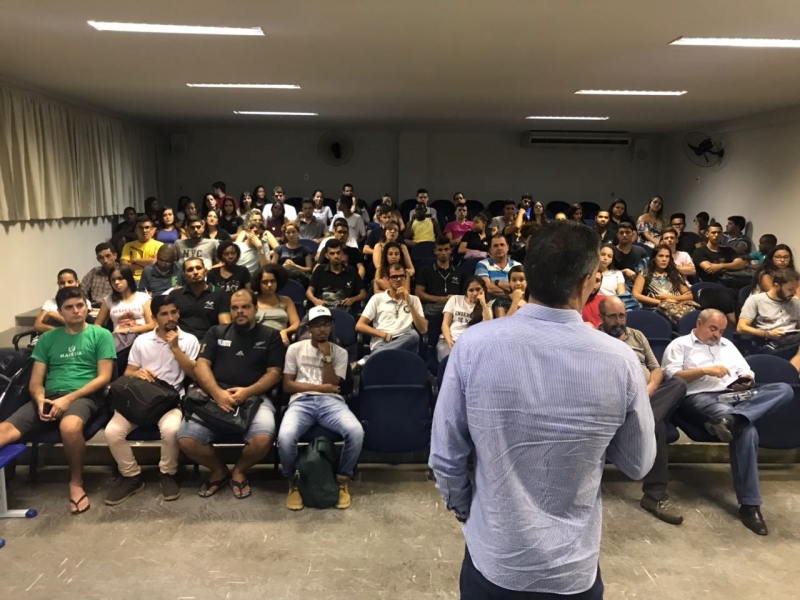 Presidente ministra palestra sobre a importância das rochas capixabas para alunos do IFES