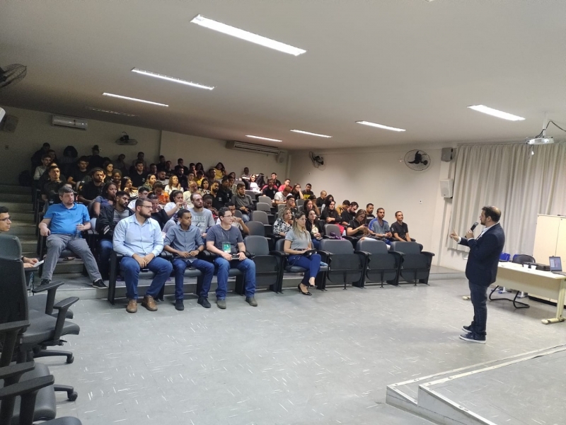 Perspectivas do setor de rochas são apresentadas para alunos do Ifes